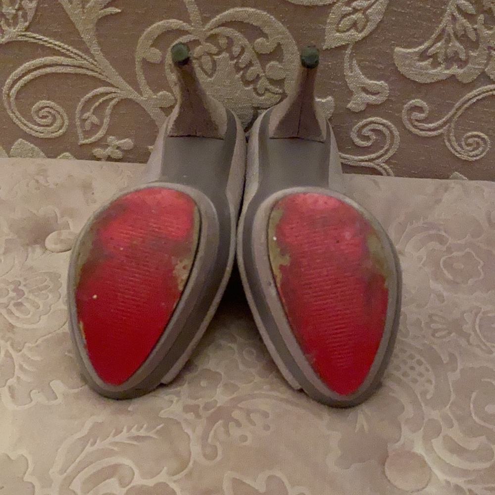 Paris Hiliton Sueded Grey Heels Size 6.5 - Picture 3 of 5